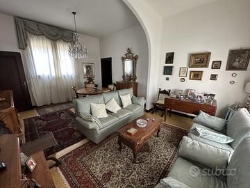 Appartamento signorile con garage in pieno centro