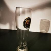 Lotto 49 bicchieri da birra e cocktail