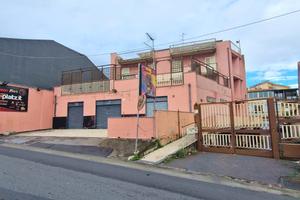 VIA CARRUBELLA bottega 3 luci su strada C/1