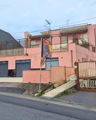 VIA CARRUBELLA bottega 3 luci su strada C/1