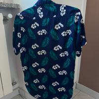 Camicia viola con fiori