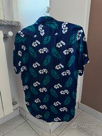 Camicia viola con fiori