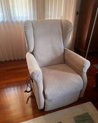 POLTRONA CON MOVIMENTI ELETTRICI