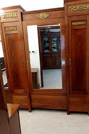 Armadio in legno massello con specchio