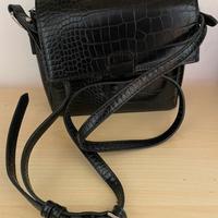 Borsa nera effetto coccodrillo con tracolla