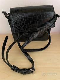 Borsa nera effetto coccodrillo con tracolla