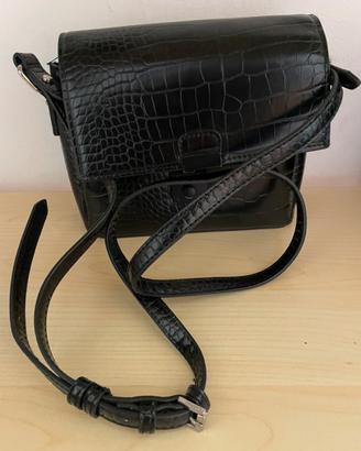 Borsa nera effetto coccodrillo con tracolla