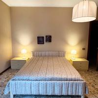 Camera matrimoniale in legno laccato tinta crema