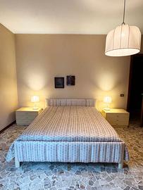 Camera matrimoniale in legno laccato tinta crema