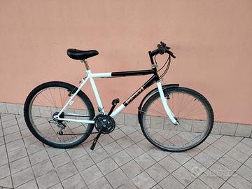 Bicicletta da 26 bianca e nera 18 v meccanica perf
