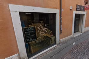 Rovereto- Negozio con vetrina