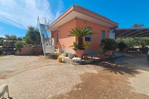 Villetta con terreno già recintato