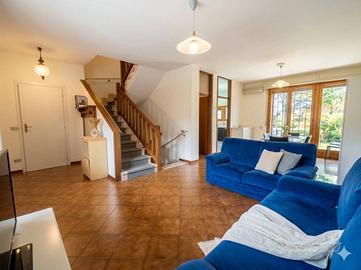 Villetta a schiera di 240 m² con 5 locali a Bologn