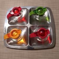 Contenitori di vetro, tappi di plastica e vassoio 