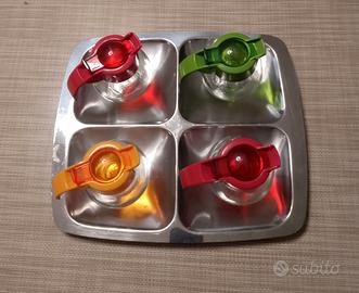 Contenitori di vetro, tappi di plastica e vassoio 