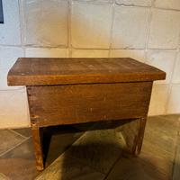 Sgabello piccolo in legno