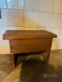 Sgabello piccolo in legno