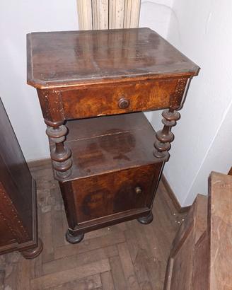 Comodino antico