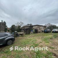 RUDERE RESIDENZIALE CON 4 ETTARI DI TERRENO AGRICO