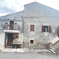 CASA INDIPENDENTE CON TERRENO E RENDITA LOCATIVA