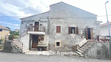 CASA INDIPENDENTE CON TERRENO E RENDITA LOCATIVA