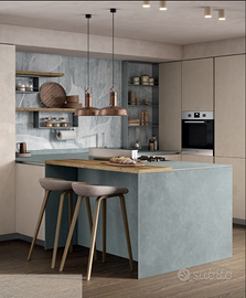 CUCINA CON PENISOLA CON COLONNE LIVING+LIBRERIA