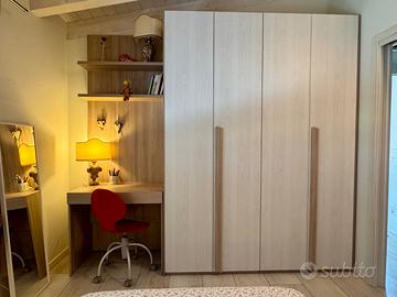 Armadio 4 ante + boiserie scrittoio + sedia