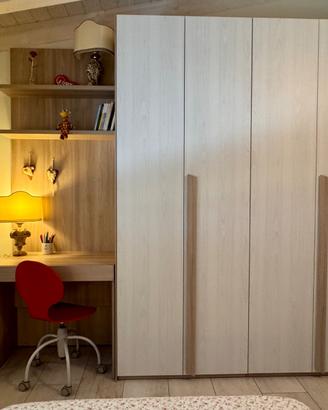 Armadio 4 ante + boiserie scrittoio + sedia