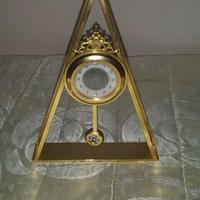 OROLOGIO DA TAVOLO DECORATO A FORMA TRIANGOLARE