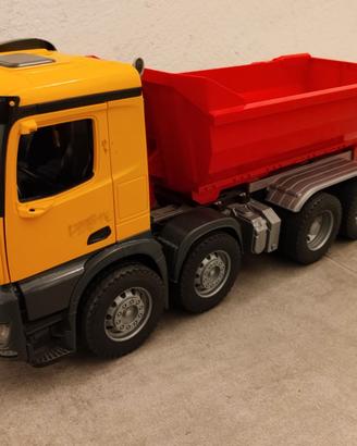 Camion movimentazione terra Bruder