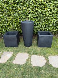 Trittico di vasconi neri in resina