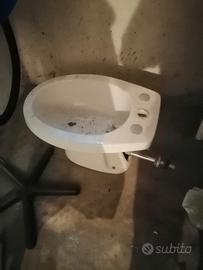 Si regalano bidet e lavandino con colonna