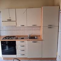 cucina con elettrodomestici 