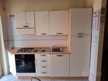 cucina con elettrodomestici 