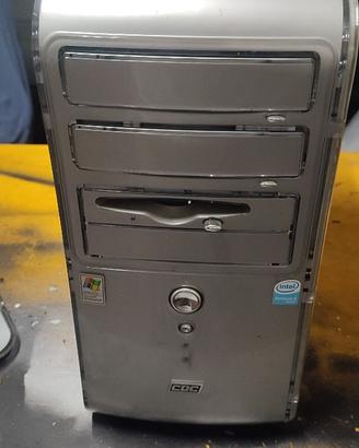 Computer inizi '2000 con case simil-mac