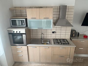 Mobilio cucina comprensivo di frigo e forno