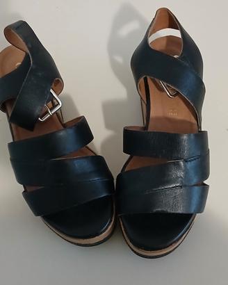 sandali di pelle nera numero 36.