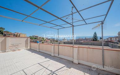 Interessante Trivani con Ampio Terrazzo Panoramico