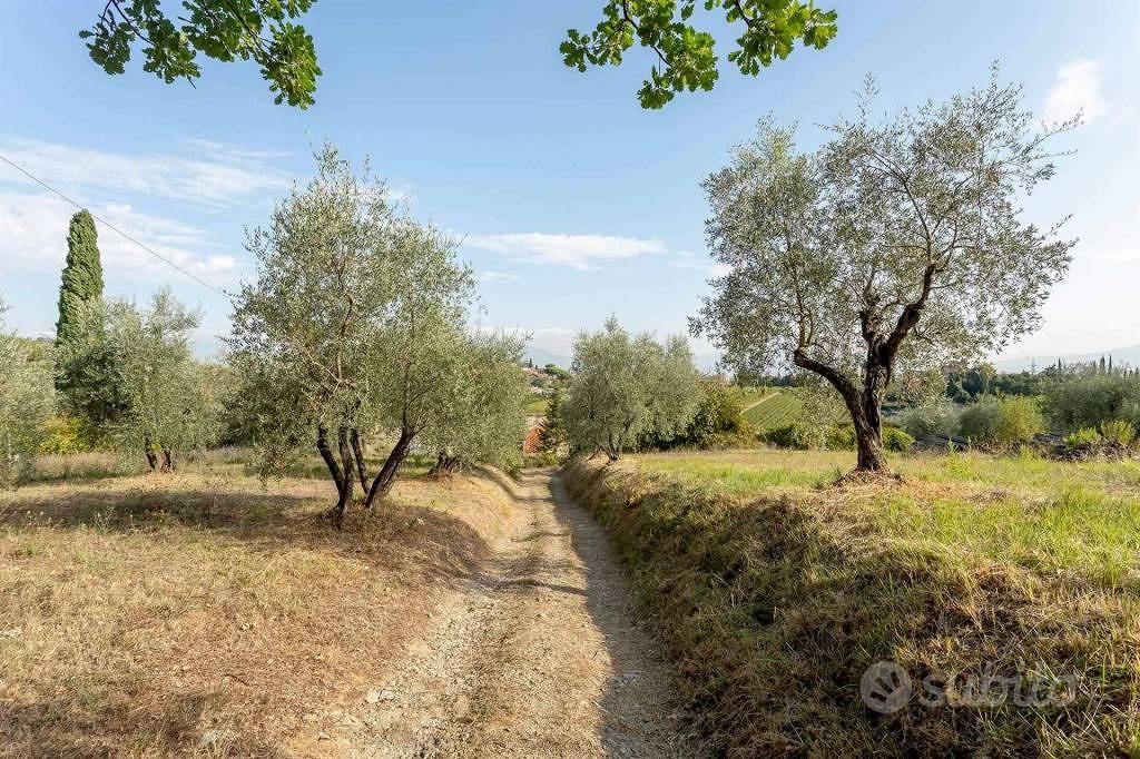 Rustico / Casale di 600 m² con più di 5 locali a P - Vista 4