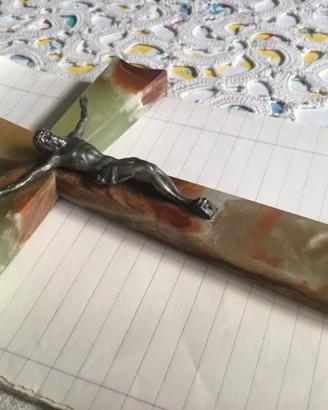 Crocifisso in vero onice con sovrapposto un Cristo