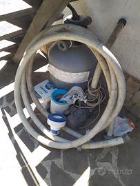 Filtro a sabbia e pompa con raccordi.