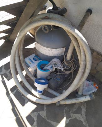 Filtro a sabbia e pompa con raccordi.