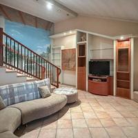 Parete attrezzata soggiorno con mobile TV e vetrin