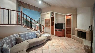 Parete attrezzata soggiorno con mobile TV e vetrin