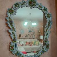Antico specchio in ceramica con retro in legno.