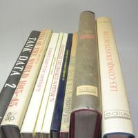 vari libri militati uniformi carri aerei