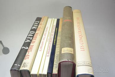 vari libri militati uniformi carri aerei