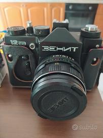 macchina fotografica con rullino e flash