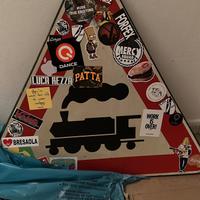 Cartello stradale con treno
