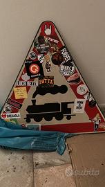 Cartello stradale con treno